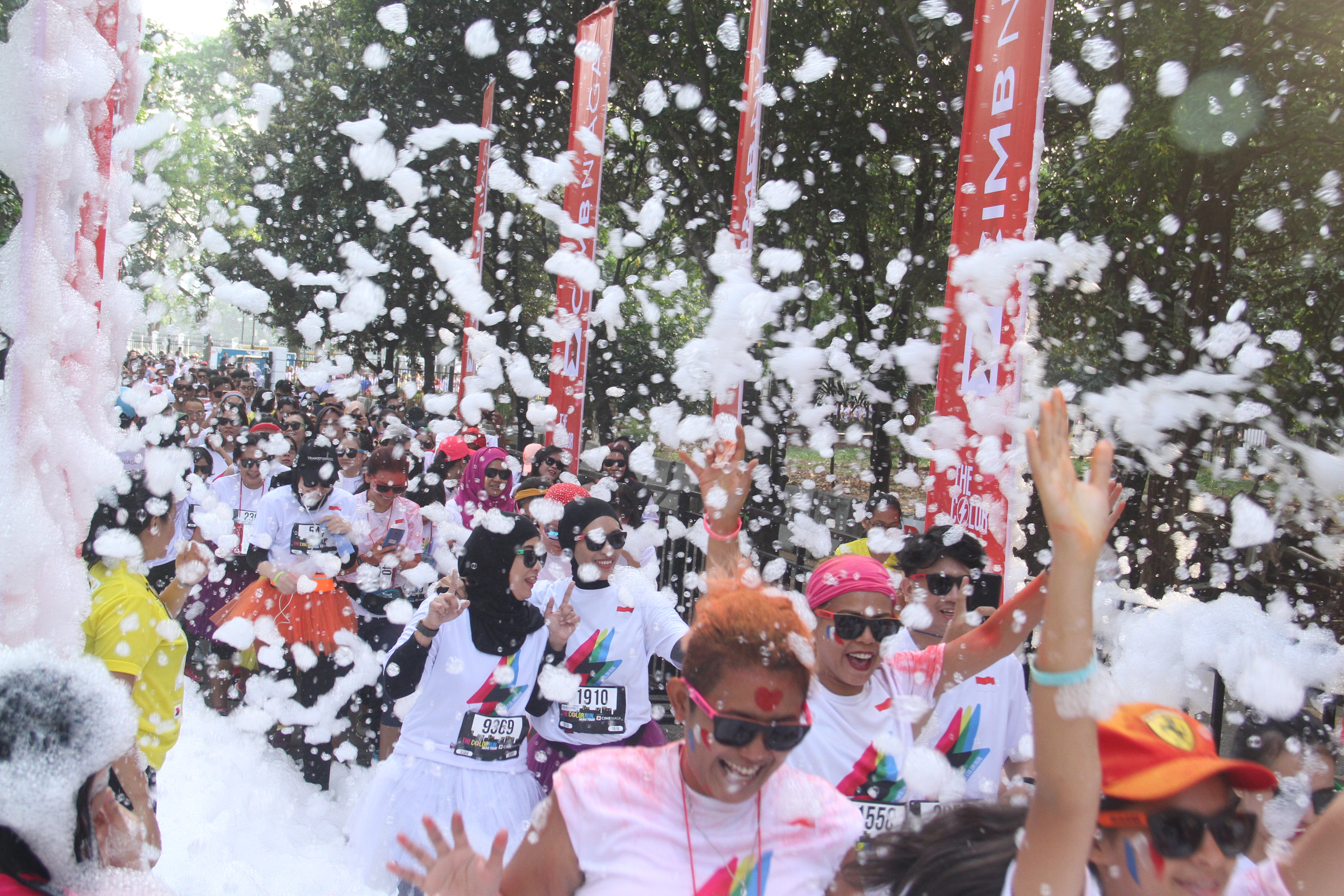 Mesa Race team managing a large-scale running event with thousands of enthusiastic participants in Jakarta